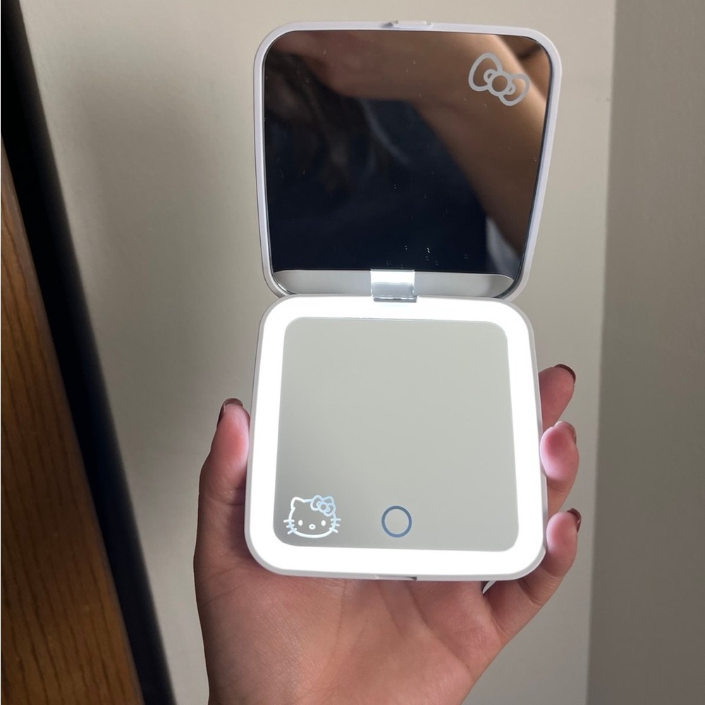 Hello Kitty LED compact mirror - Picture 2 of 3